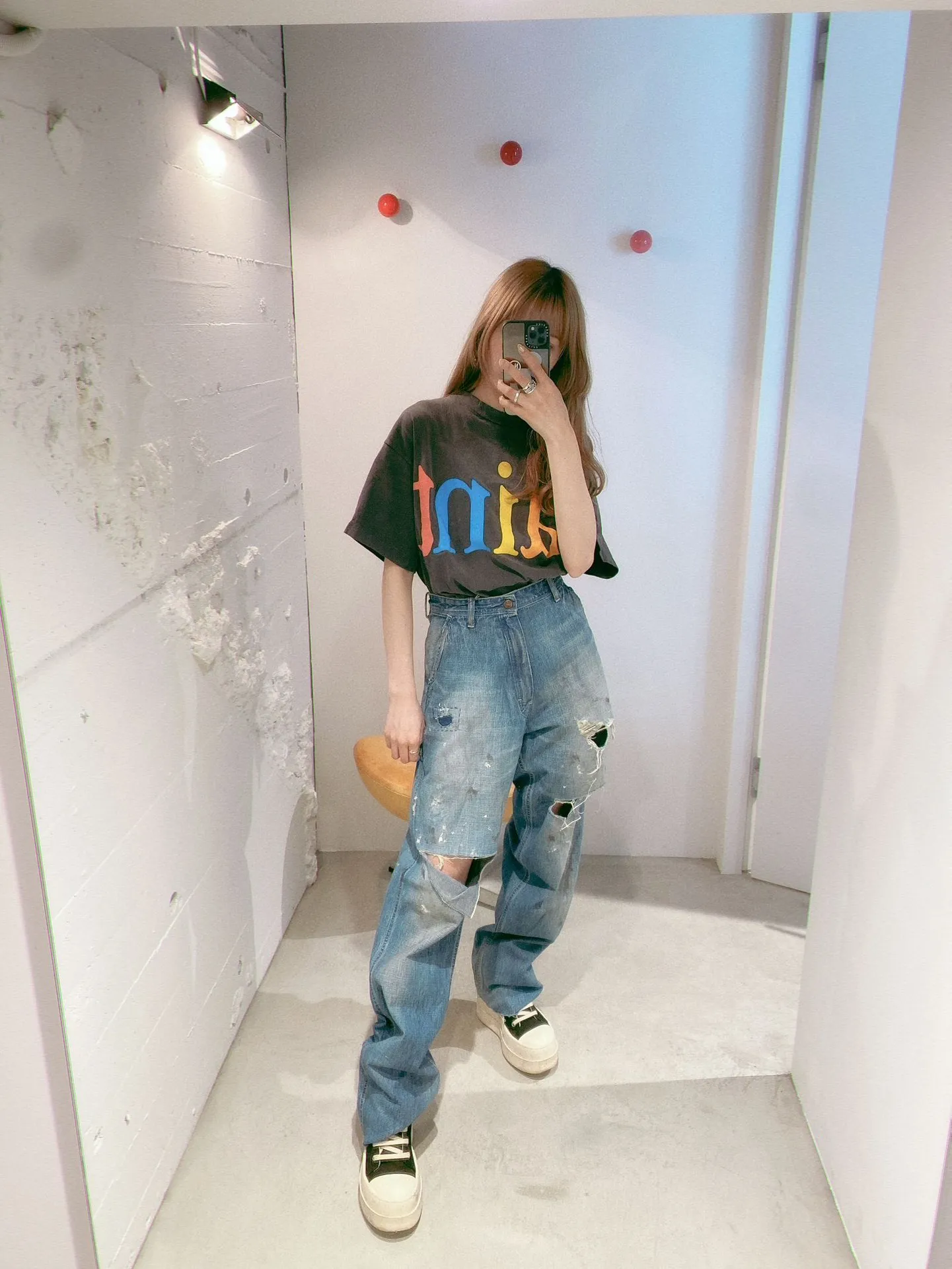 SAINT Mxxxxxx SAINT_DENIM PANTS/PAINTER /BLUE Logging trousers with knife-cut holes and splashed ink. Patch jeans. Blue S-XL. All accessories are molded and customized. Super heavy work. Washed and distressed. Knife-cut holes. Artificial splashed ink graffiti. Authentic version. Loose and stylish.